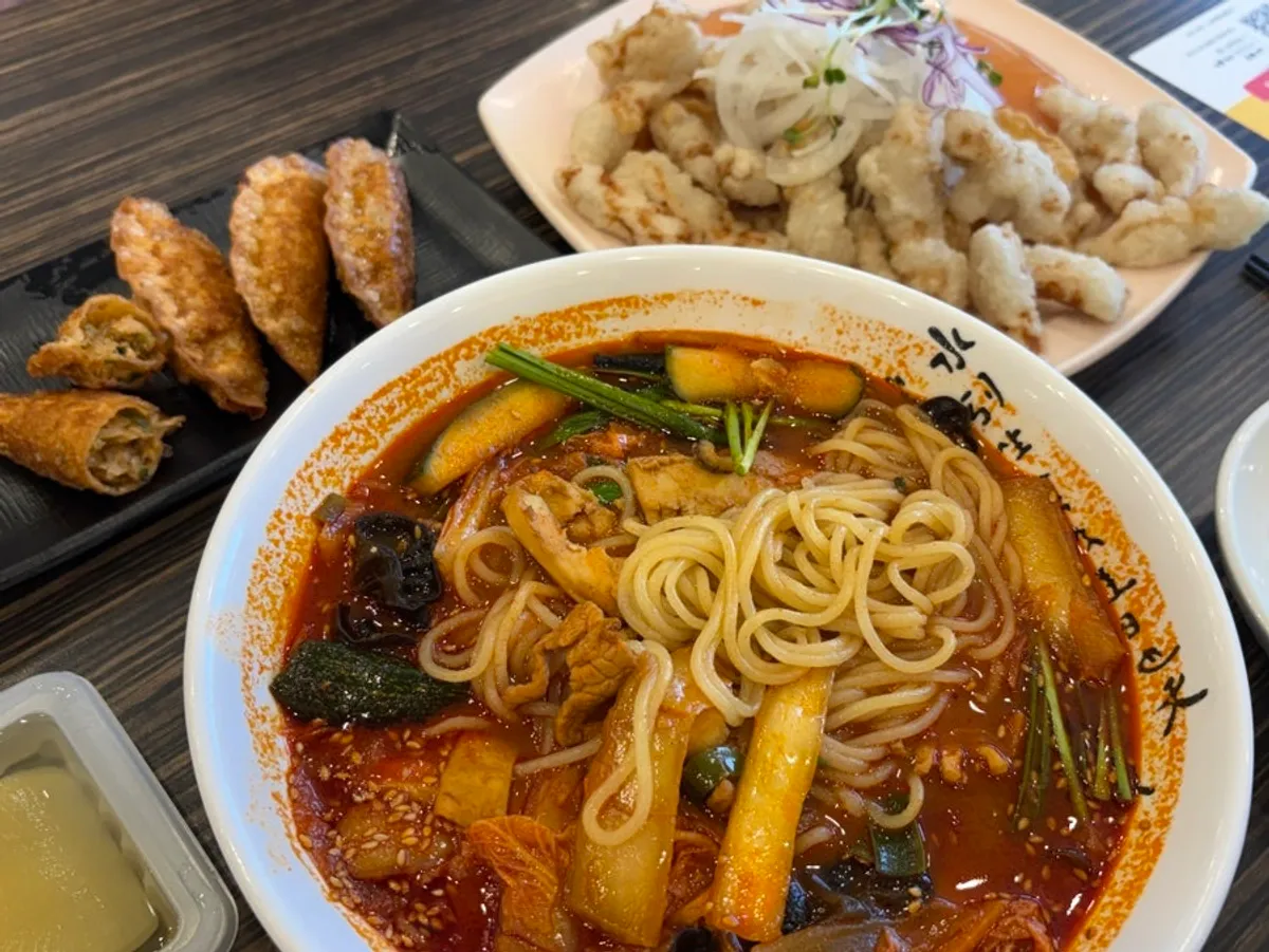 짬뽕군만두와 함께 차려진 상