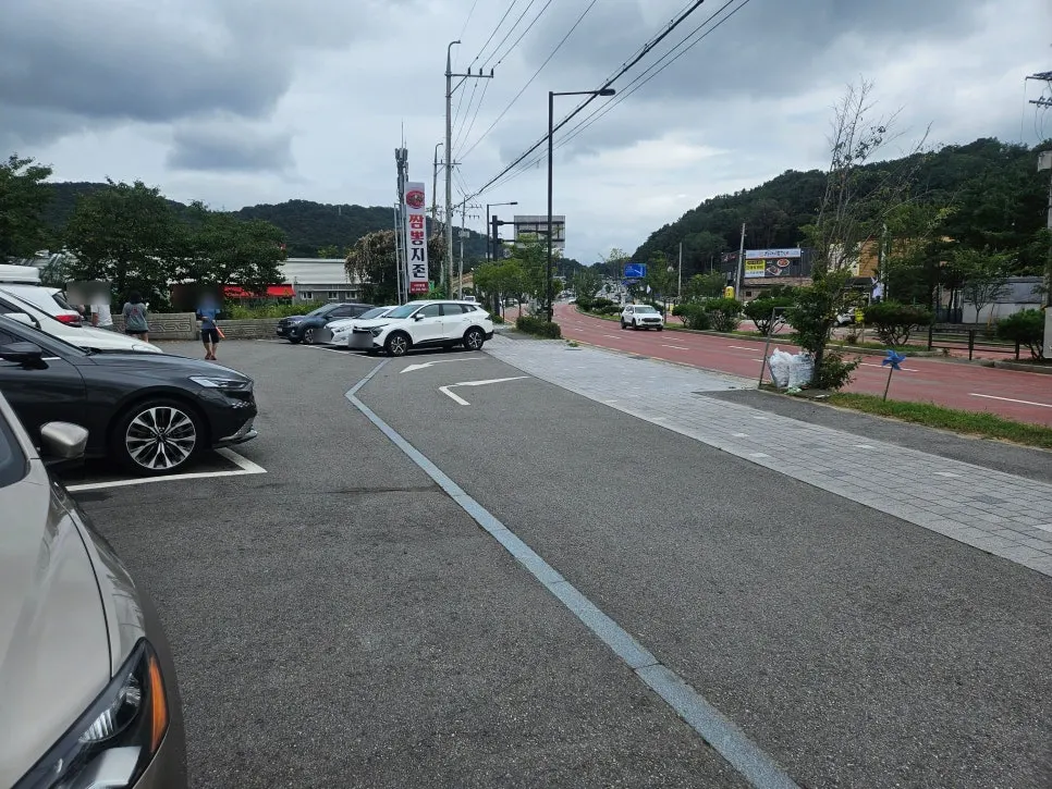 Large parking lot in front of Jjamppong Jijeon Seooreung Branch
