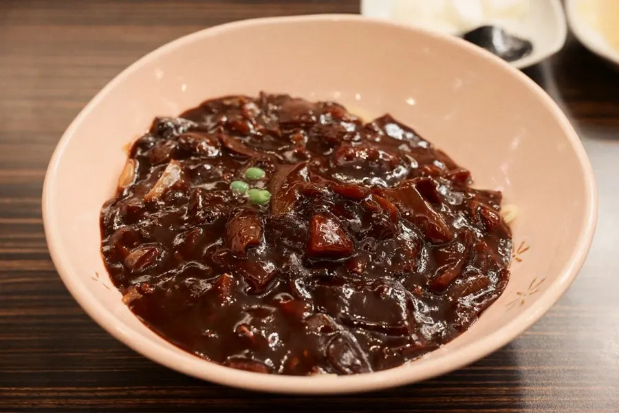 완두콩이 올라간 매콤한 맛 짜장면