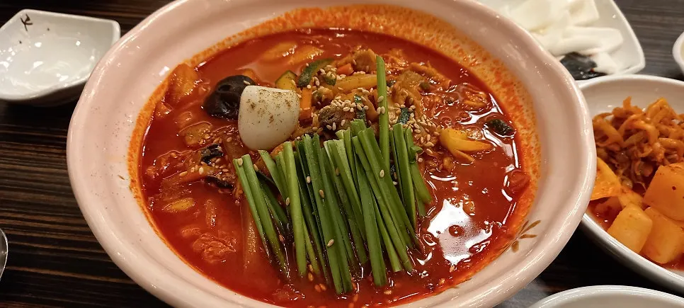 A bowl of jijon jjamppong with red broth