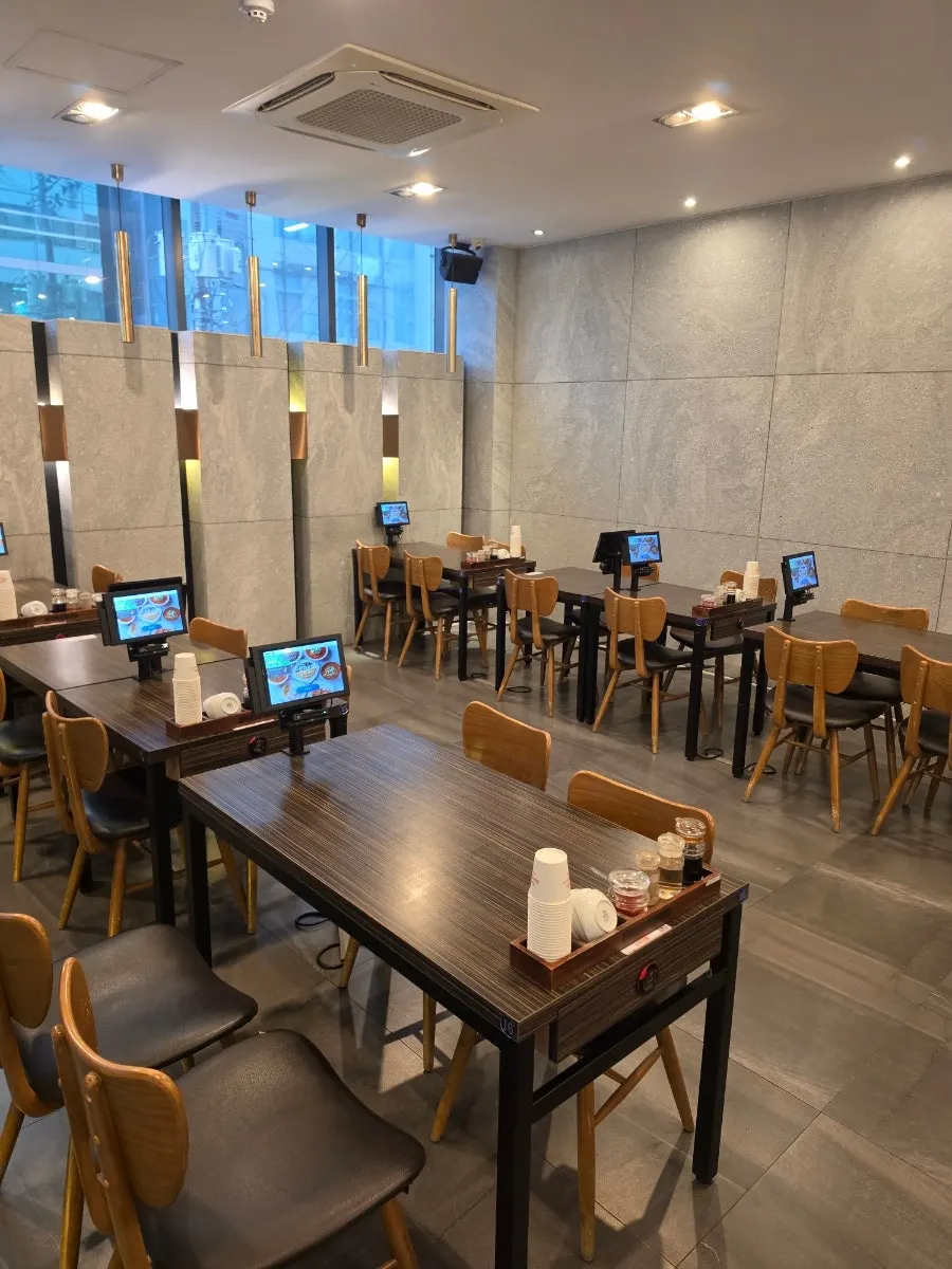 Spacious main hall interior of Jjamppong Jijon Yeoksam Branch