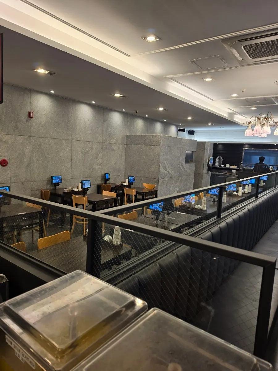 Seating with 4-person tables and group tables