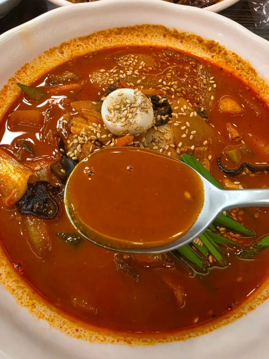 A bowl of level-1 jjamppong with rich red broth