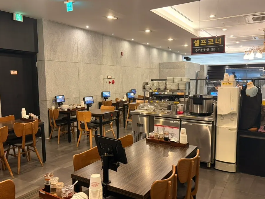 Interior of Jjamppong Jijon Yeoksam Branch with spacious tables