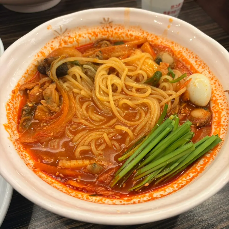 Noodles lifted up from the jjamppong bowl