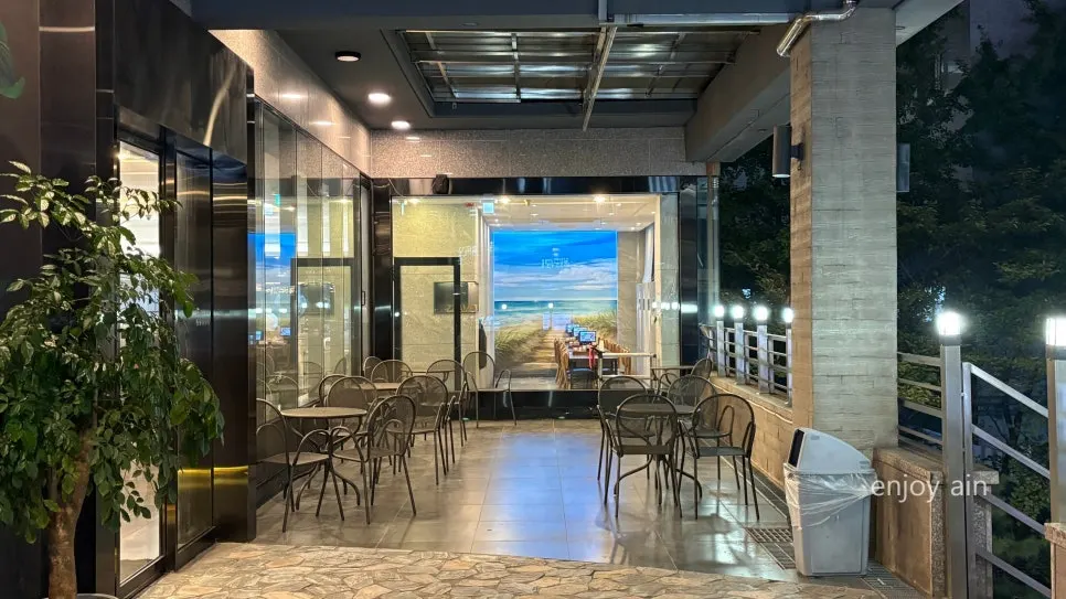 Interior view of Jjamppong Jijon Yeoksam Branch