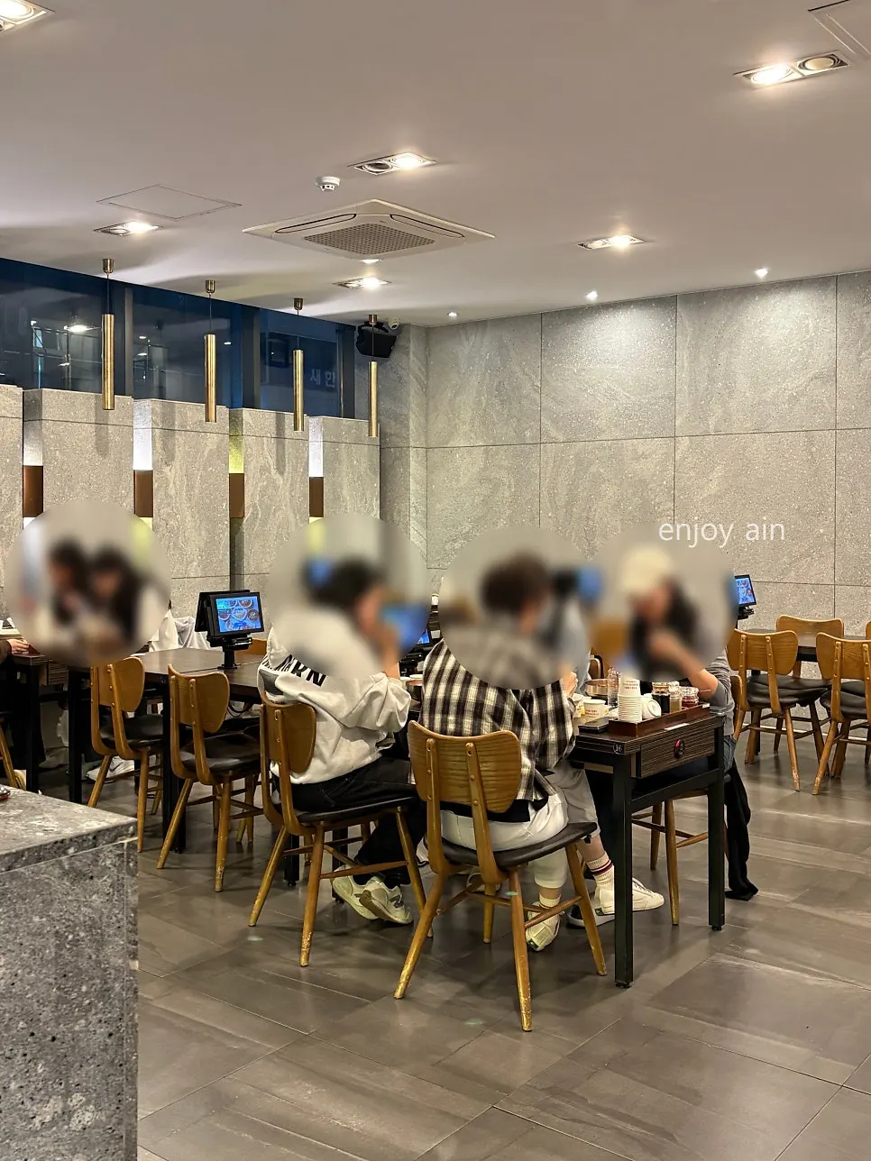 Seating area at Jjamppong Jijon Yeoksam Branch