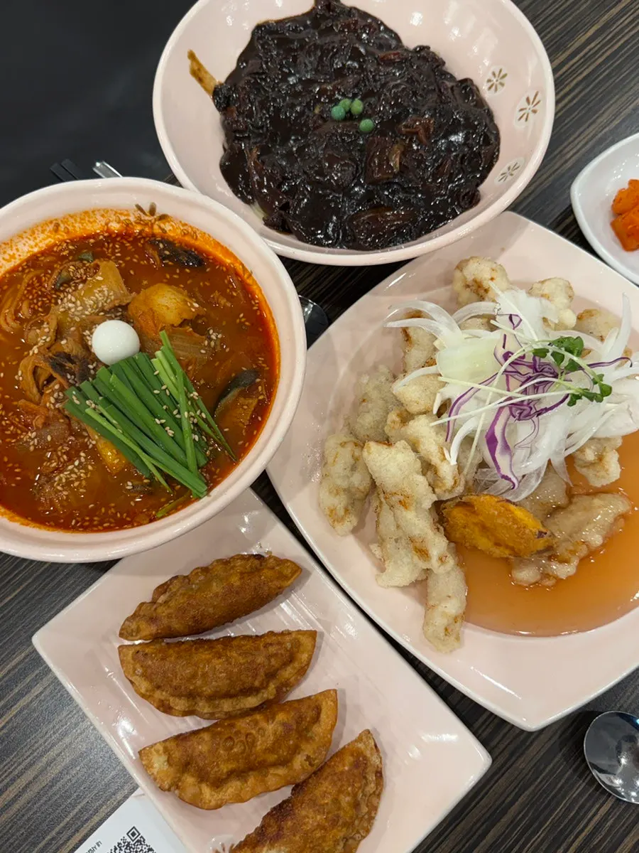 짬뽕 면과 해물 건더기