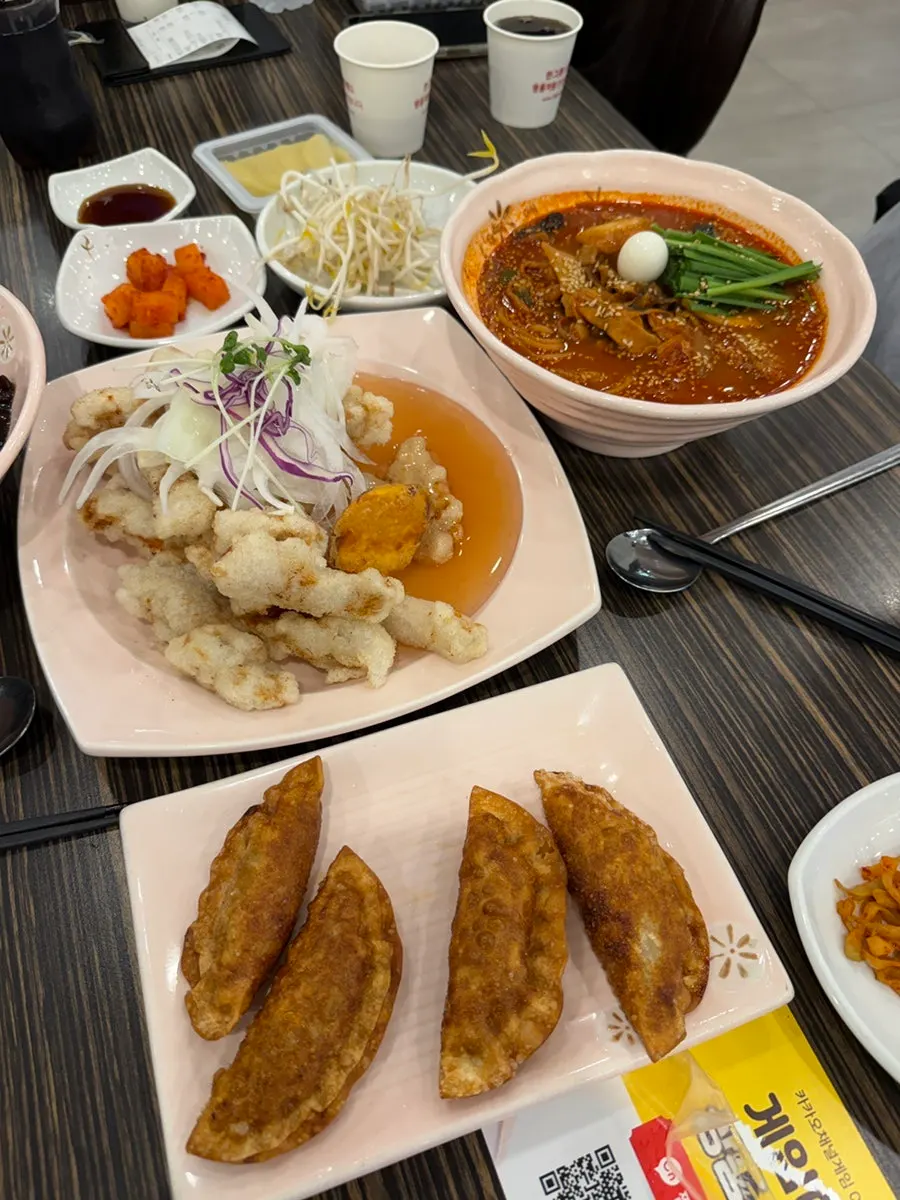 비벼놓은 짜장면 한 그릇