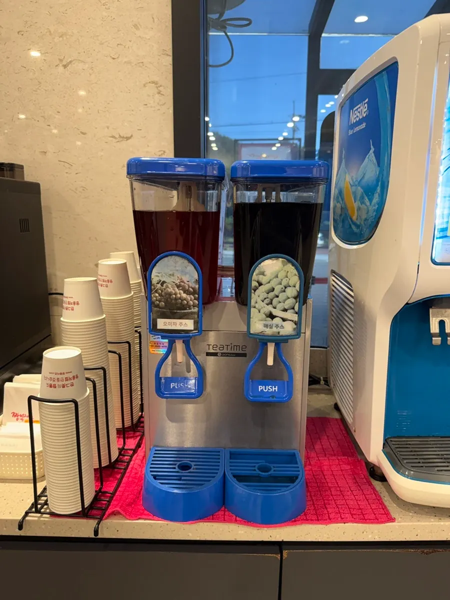 무료 음료와 커피머신이 있는 셀프바