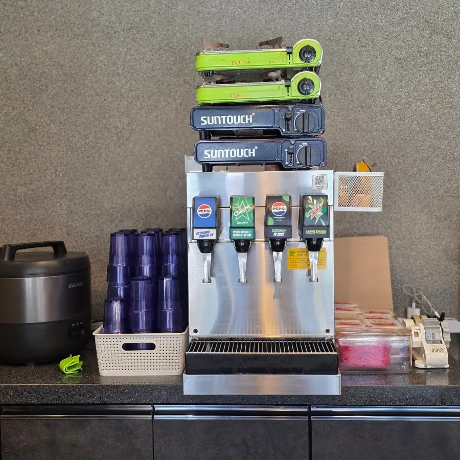 Free-refill drink dispenser and ice