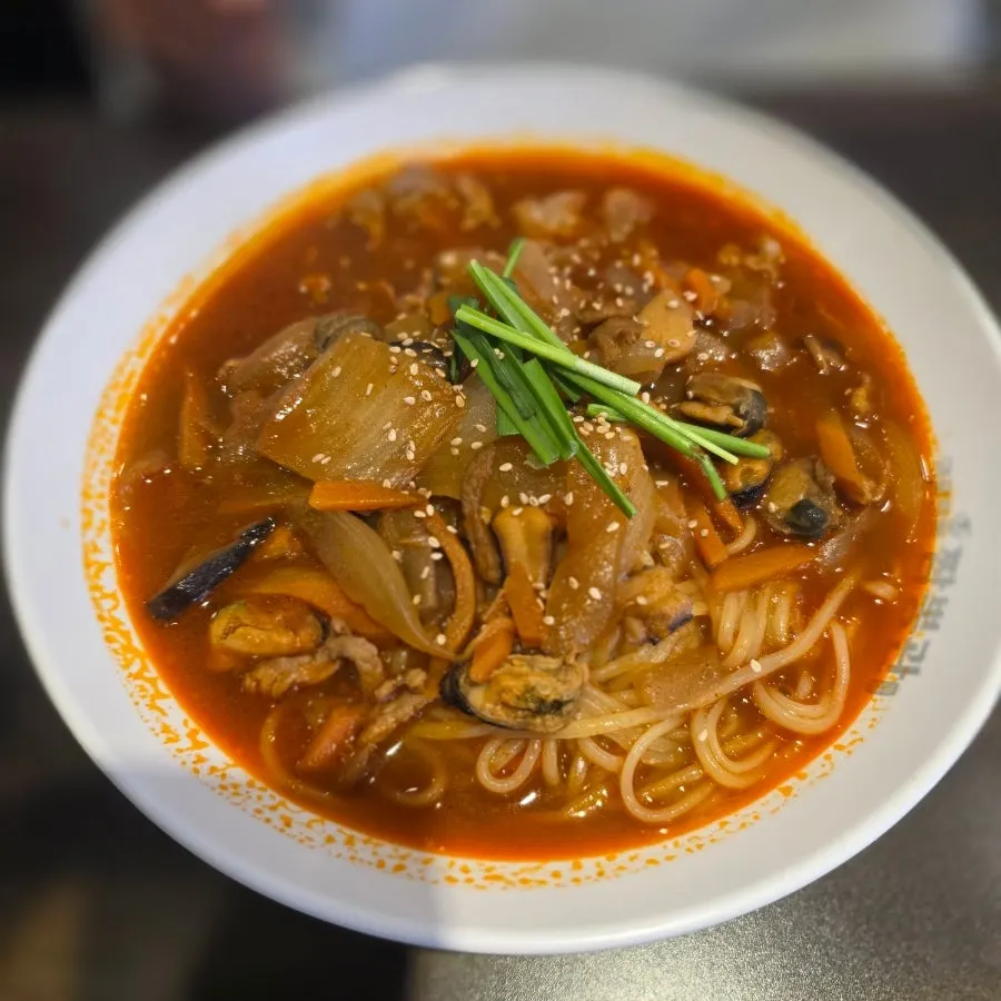 Char-dol jjambbong topped with beef brisket and vegetables