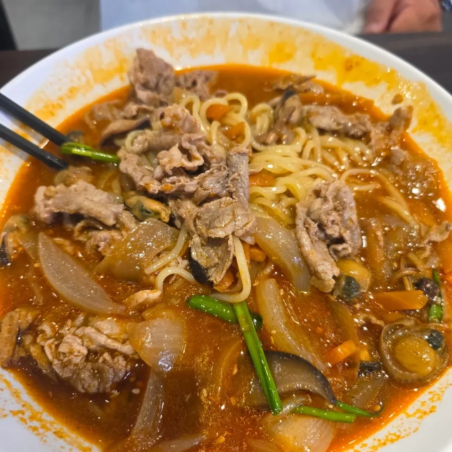 Steaming spicy broth of char-dol jjambbong