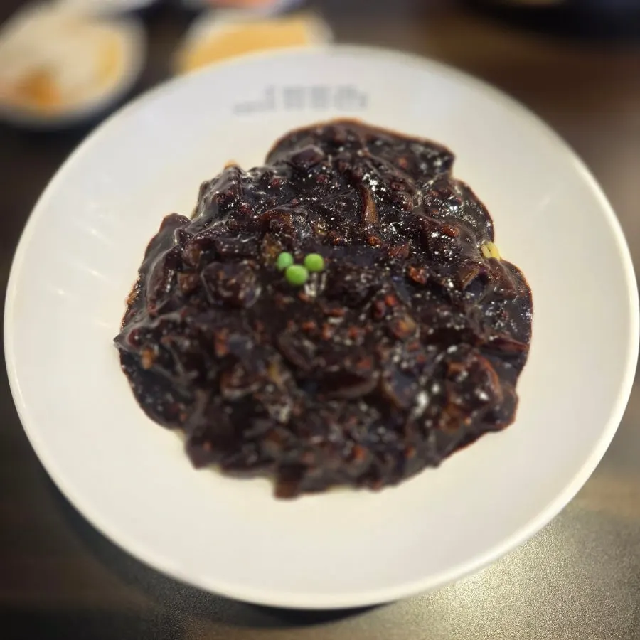 Bowl of jjajangmyeon before mixing