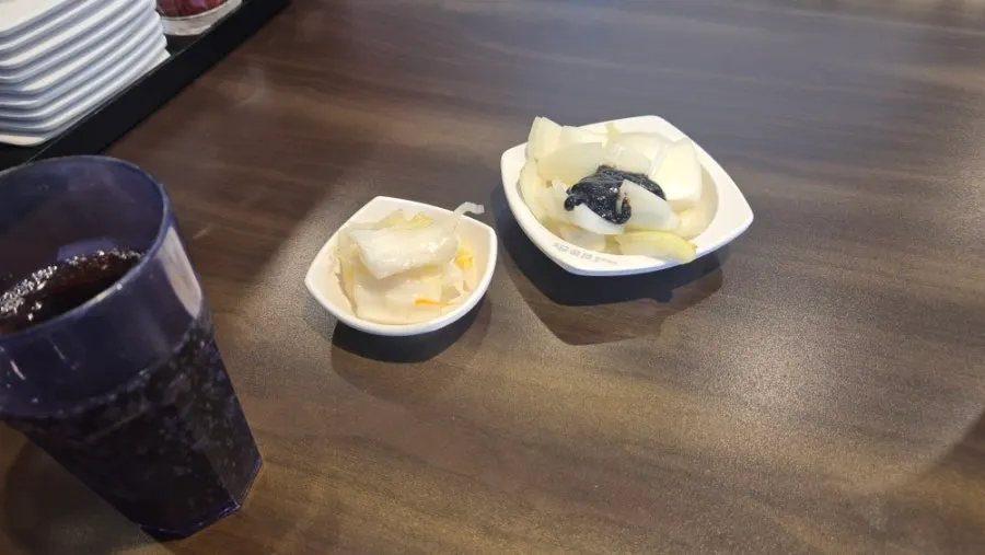 Unlimited-refill four side dishes and rice