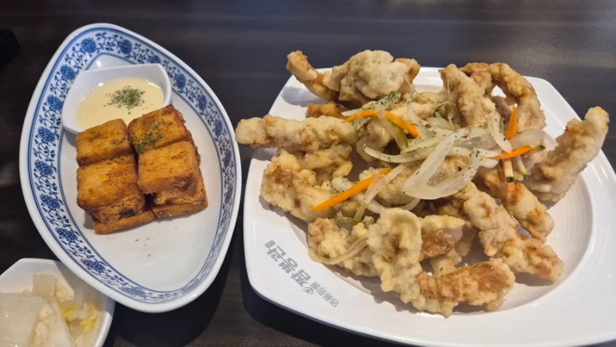 Cross-section of tangsuyuk with thick meat and thin crispy batter