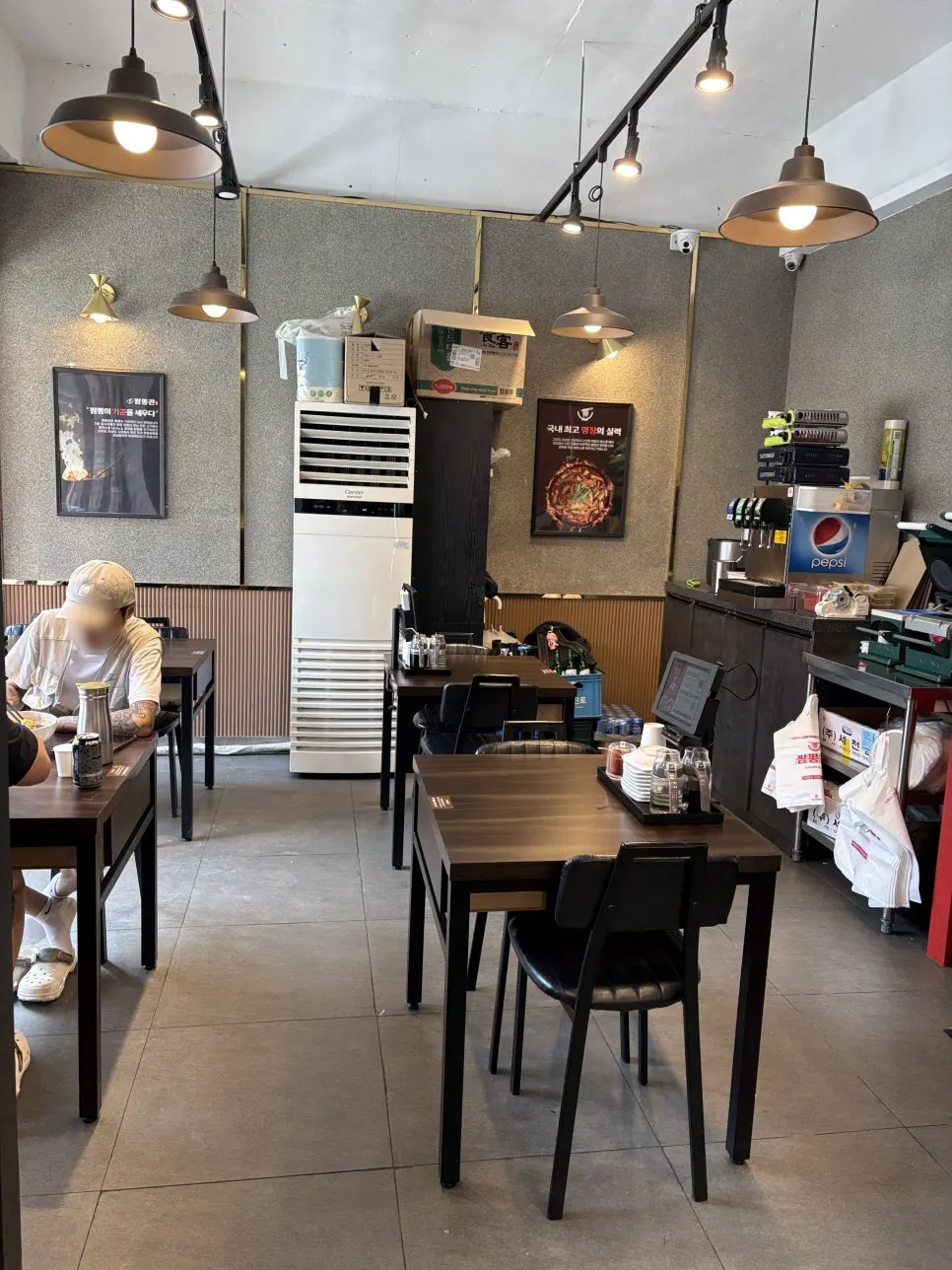 점심시간 손님이 있는 매장 내부 모습