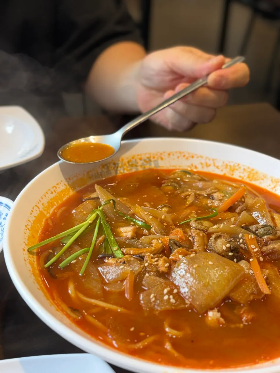 불맛이 느껴지는 짬뽕 국물 클로즈업