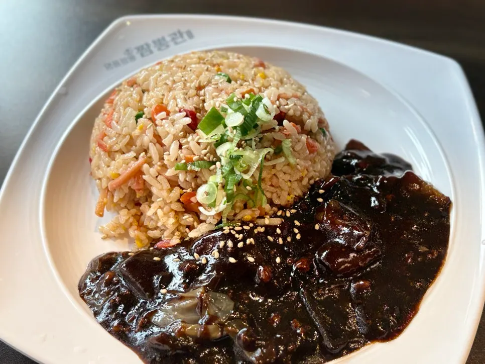 짜장 소스가 곁들여진 볶음밥 접시