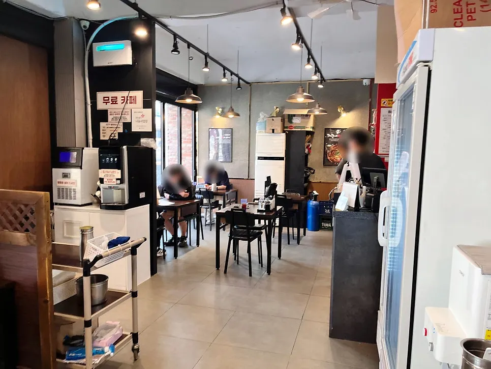 Dining hall seating inside Jjambbongwan Seoul Bangi Branch
