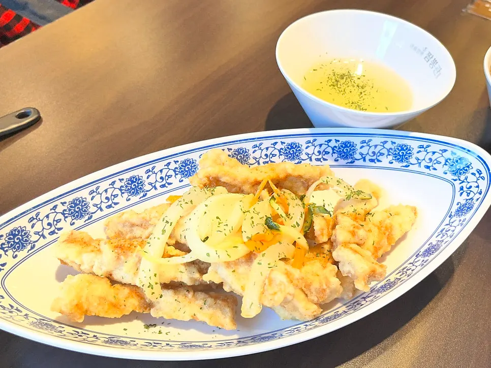 A plate of dipping-style tangsuyuk with sauce served separately