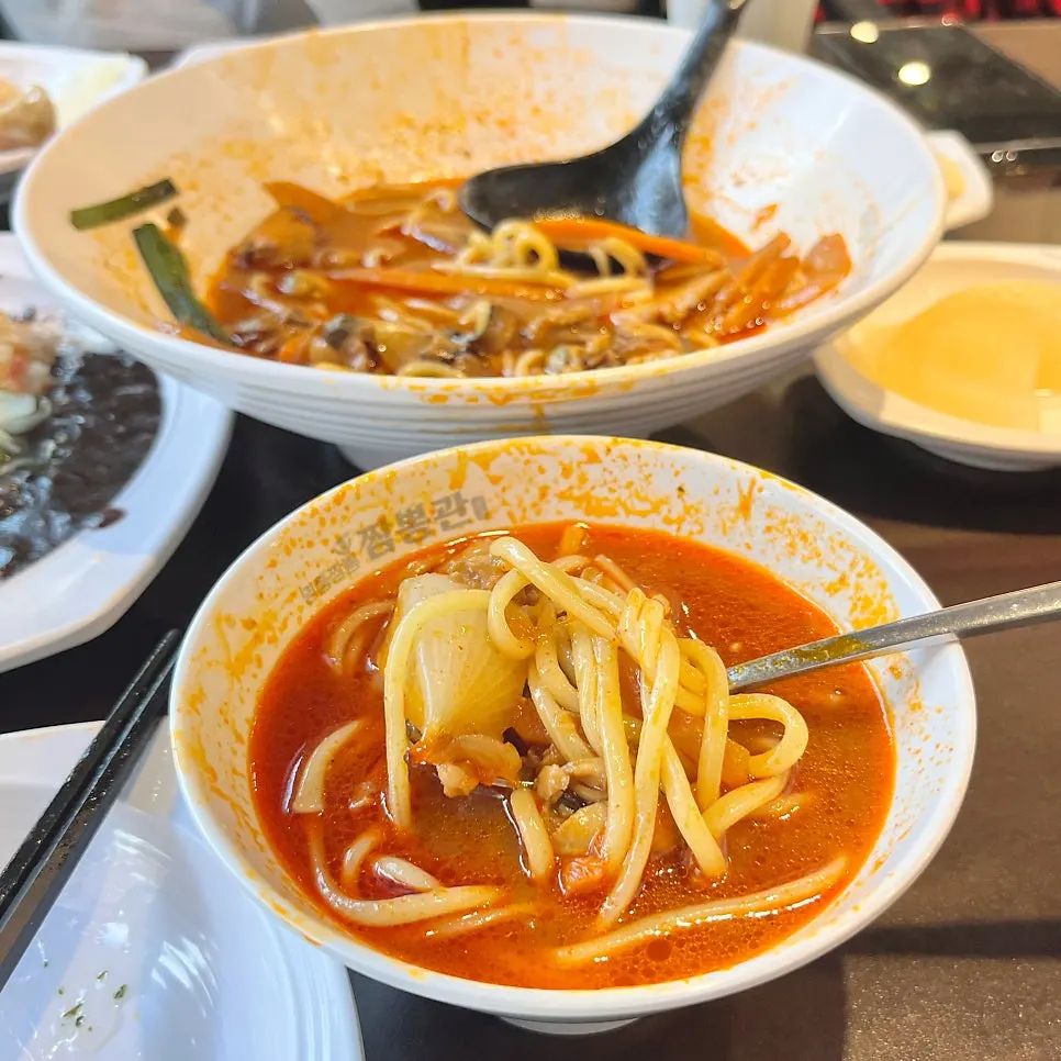 Noodles moved into the jjambbong broth
