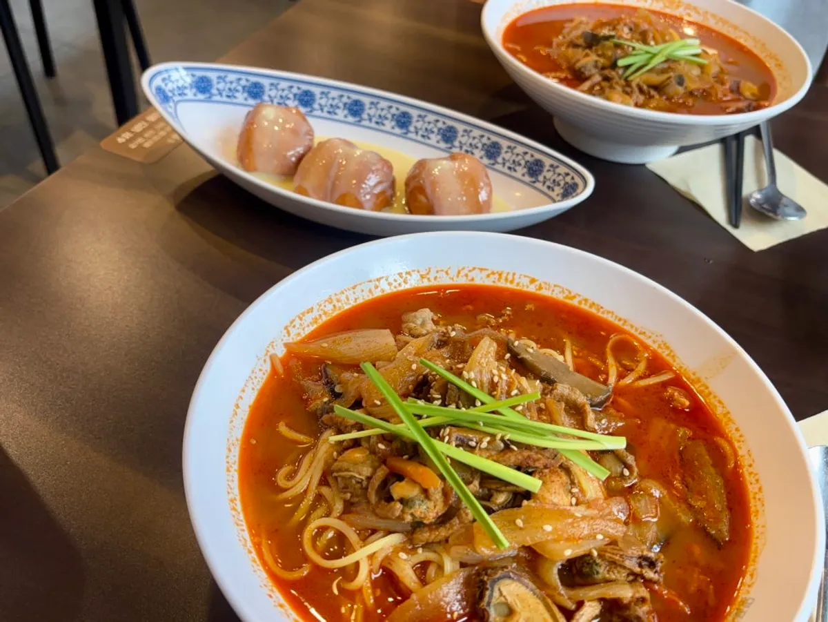 순두부짬뽕과 차돌짬뽕, 연유꽃빵이 놓인 상차림