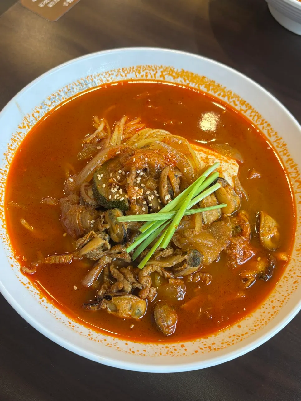 순두부가 듬뿍 들어간 순두부짬뽕 한 그릇