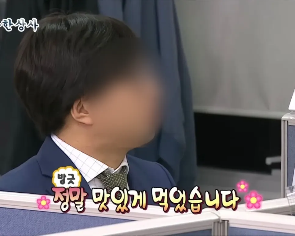짬뽕 국물과 건더기를 가까이 담은 모습