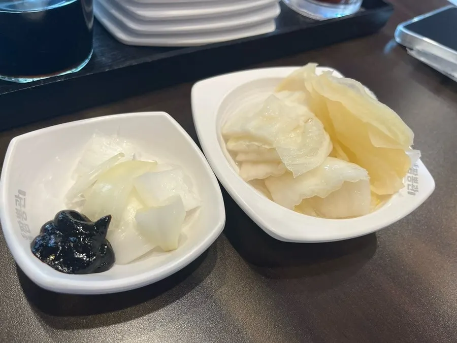 반찬과 밥이 놓인 셀프코너
