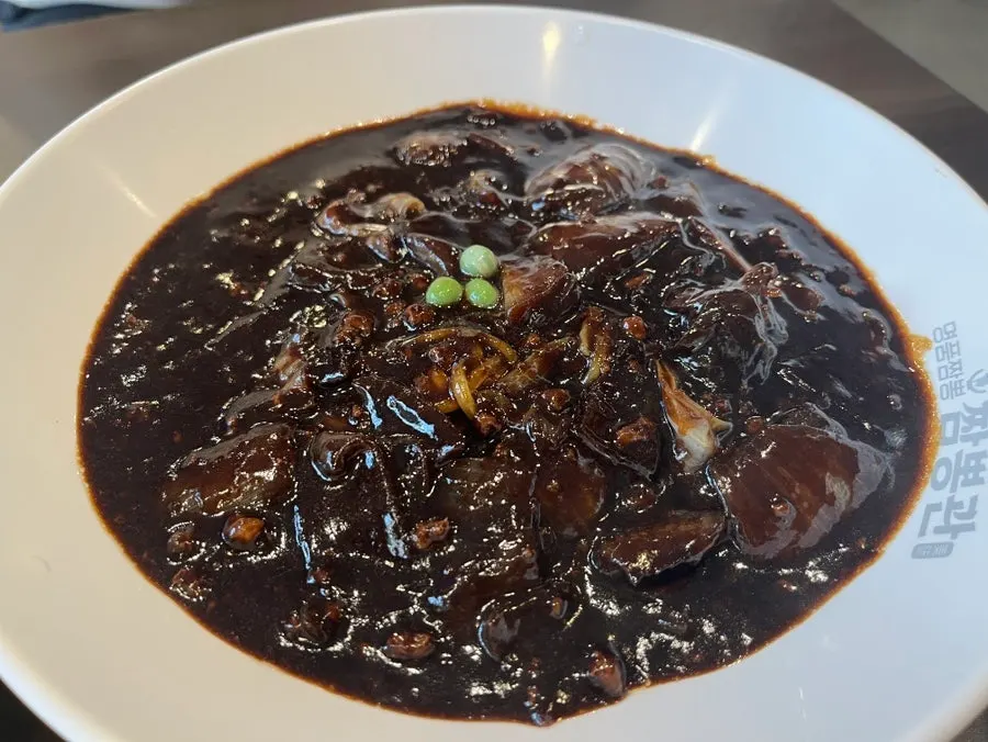 짬뽕 면을 건져 올린 모습