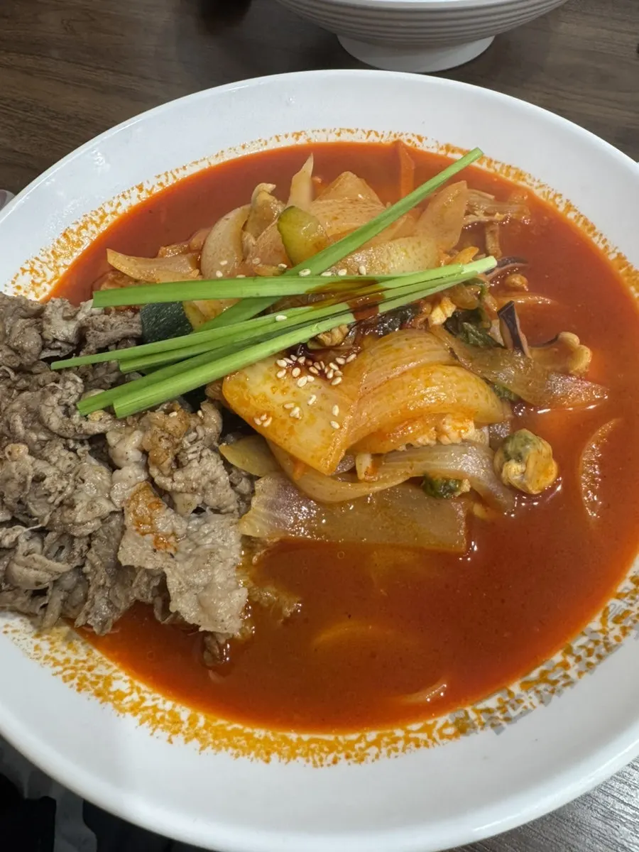 Chadol jjamppong topped generously with beef brisket