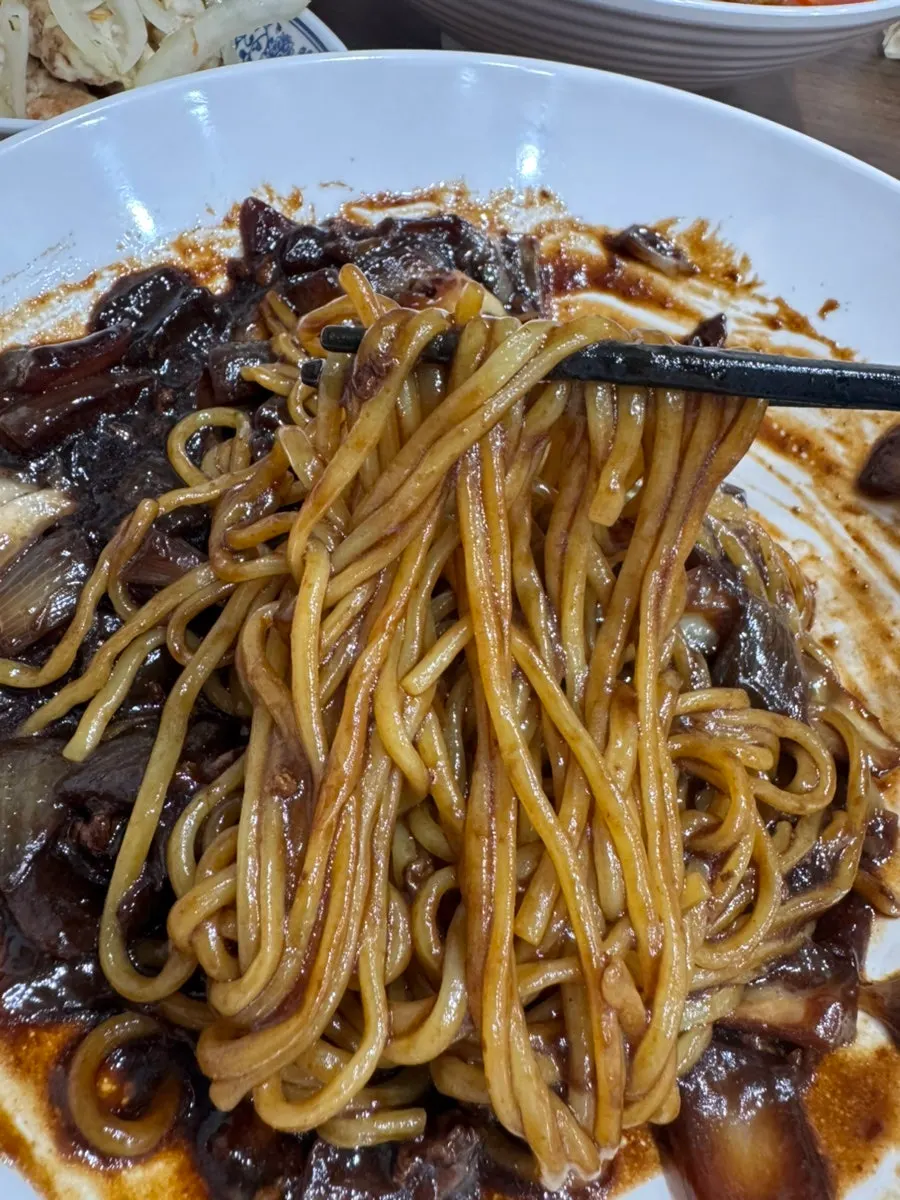 Mixing the jjajangmyeon noodles