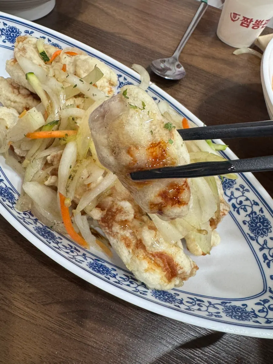 Cross-section of tangsuyuk showing its crispy batter