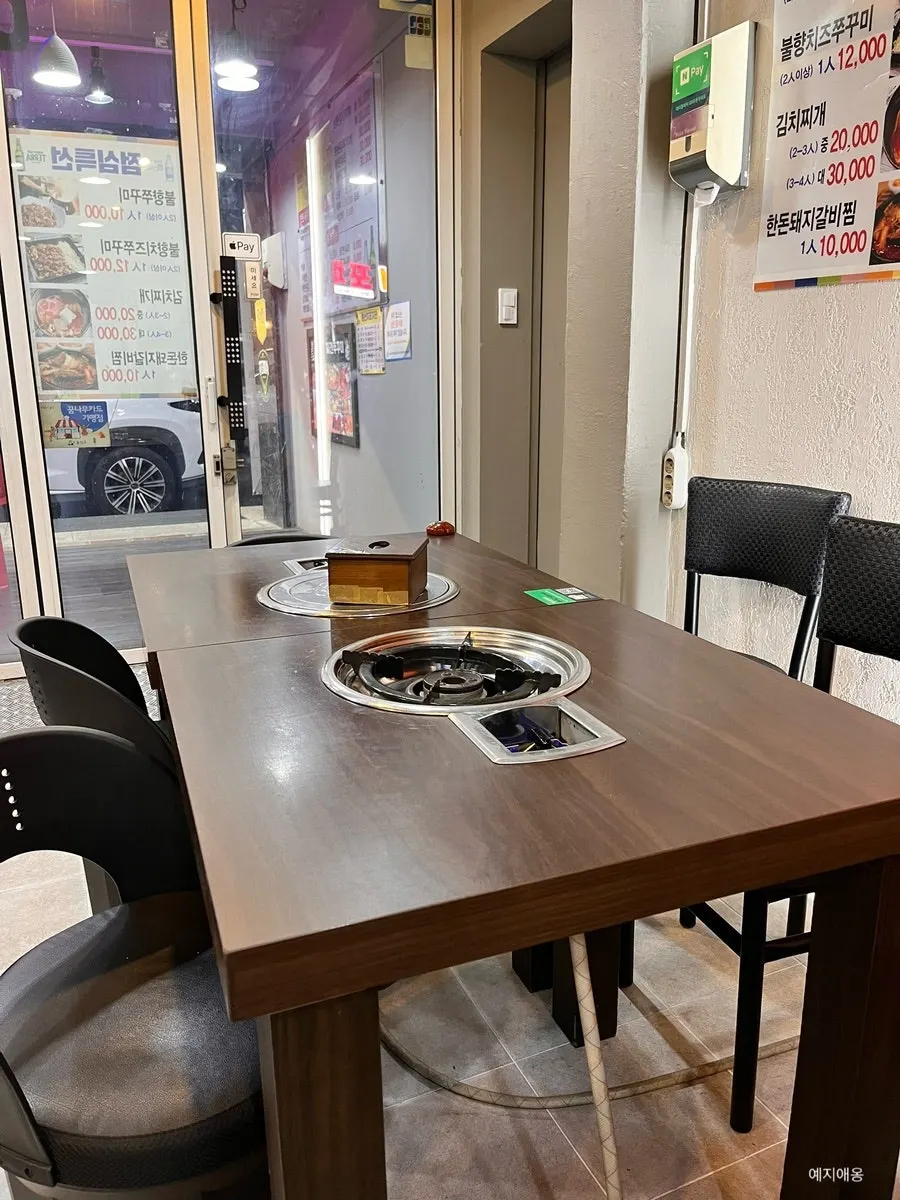 넓은 4인석 테이블이 놓인 매장 내부