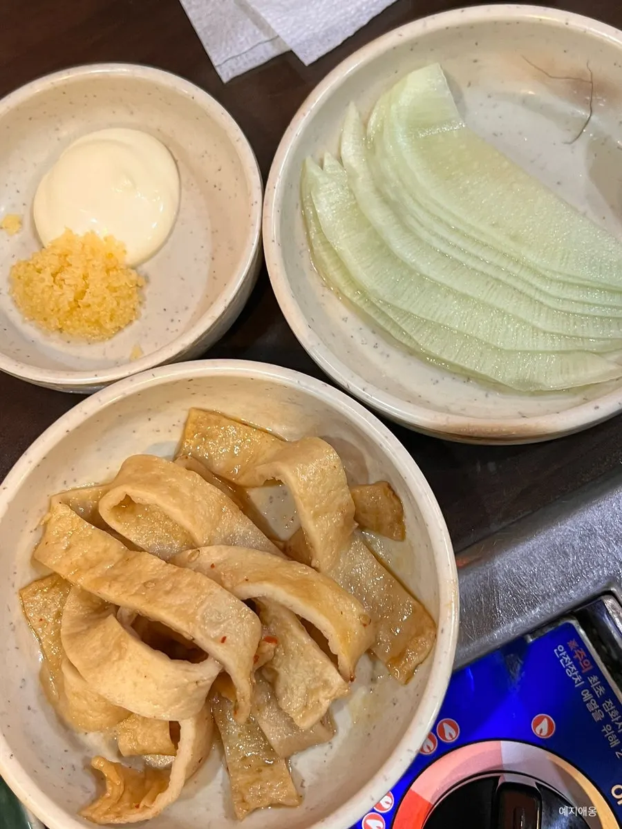 날치알을 올린 마요네즈 소스