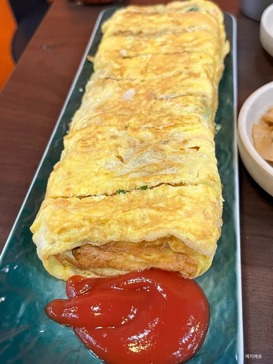 김이 올라오는 대왕 계란말이