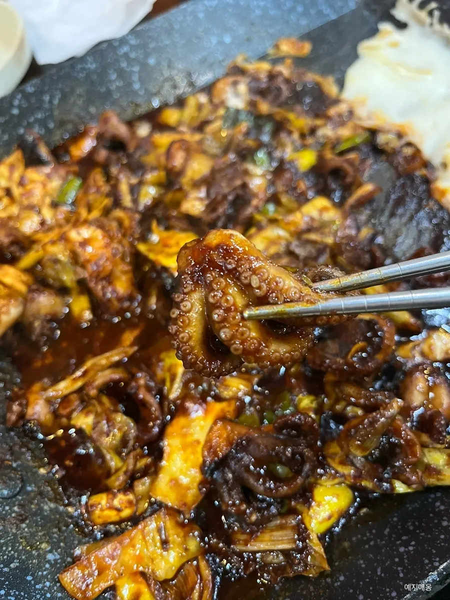 젓가락으로 집어 올린 쭈꾸미 볶음