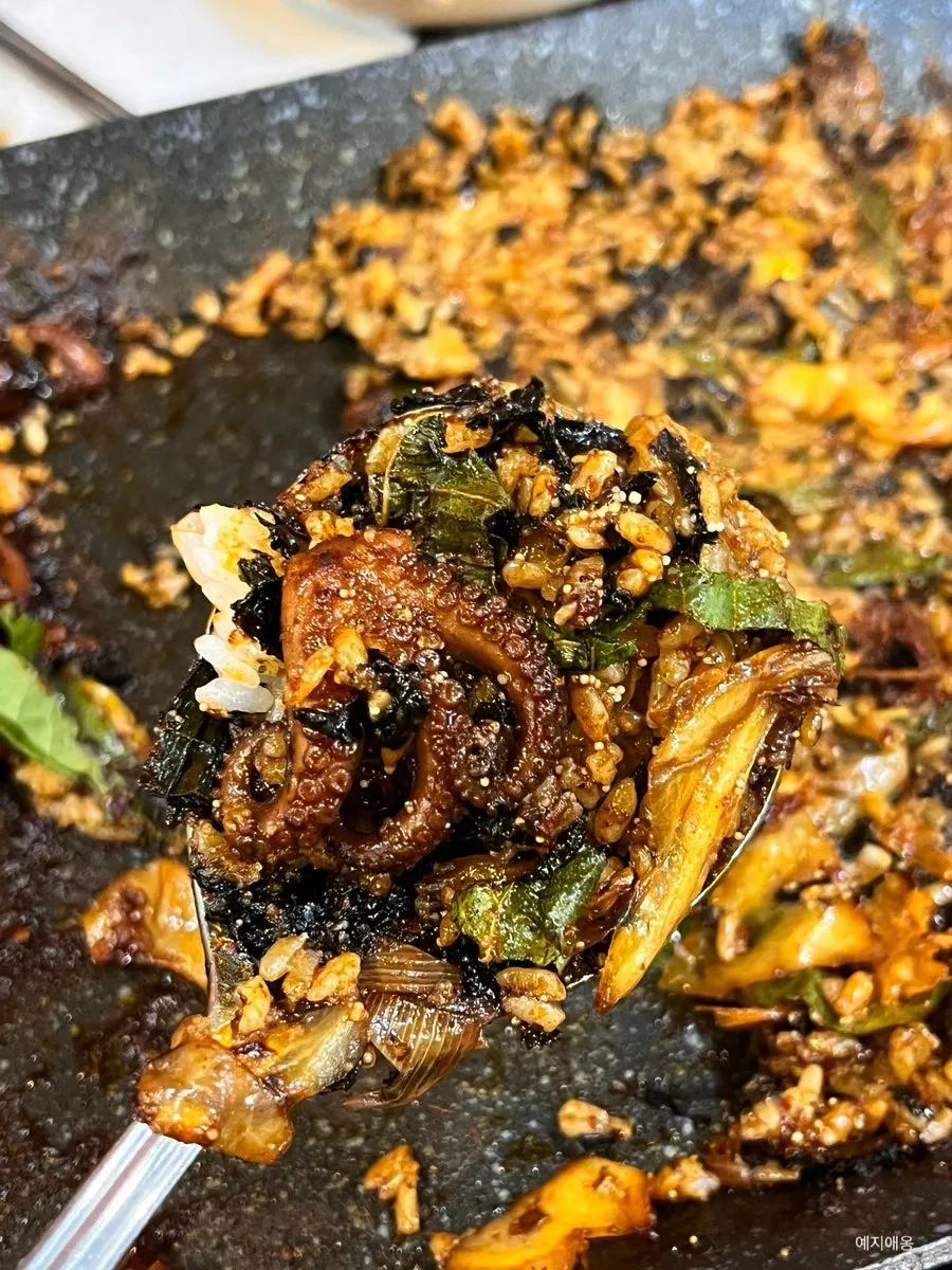 철판에서 볶아진 날치알 볶음밥