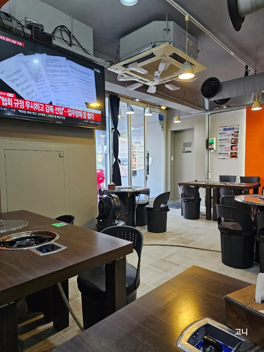 Full view of the tables inside Jjigaen Jjukkumi