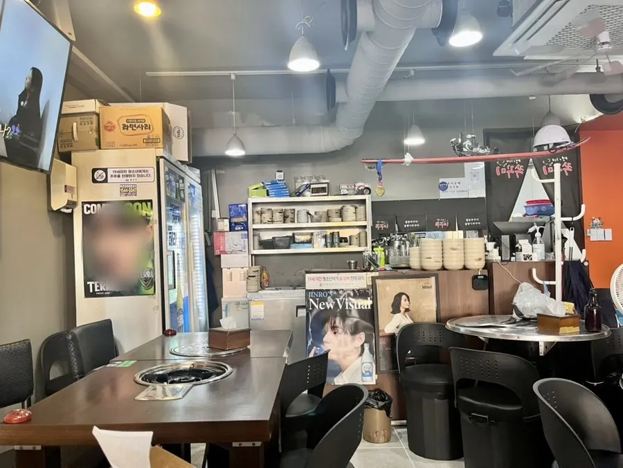 의류 보관 가능한 의자가 있는 매장 좌석