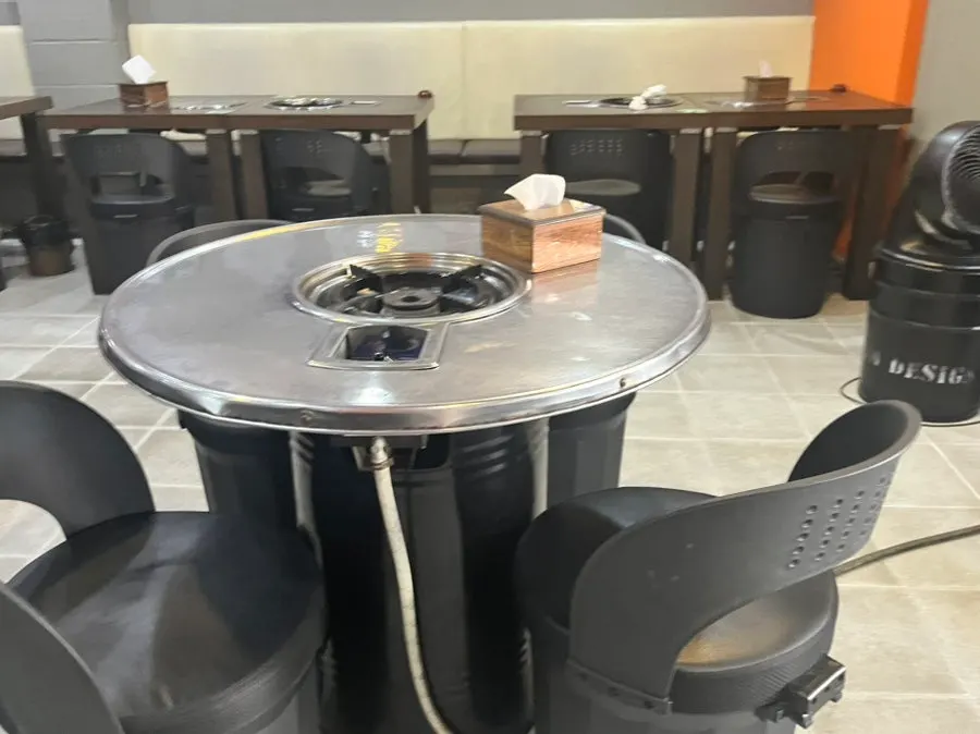 원형 테이블이 놓인 찌갠쭈꾸미 좌석