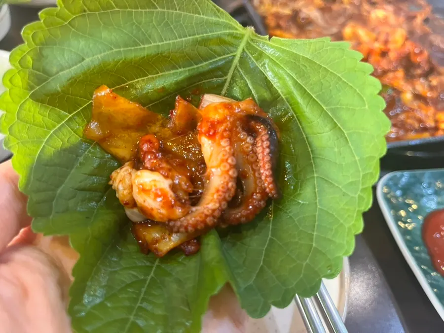 날치알 마요네즈 소스에 찍어 먹는 철판 쭈꾸미