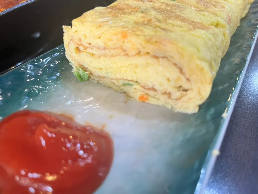 두툼하게 말아낸 찌갠쭈꾸미 계란말이