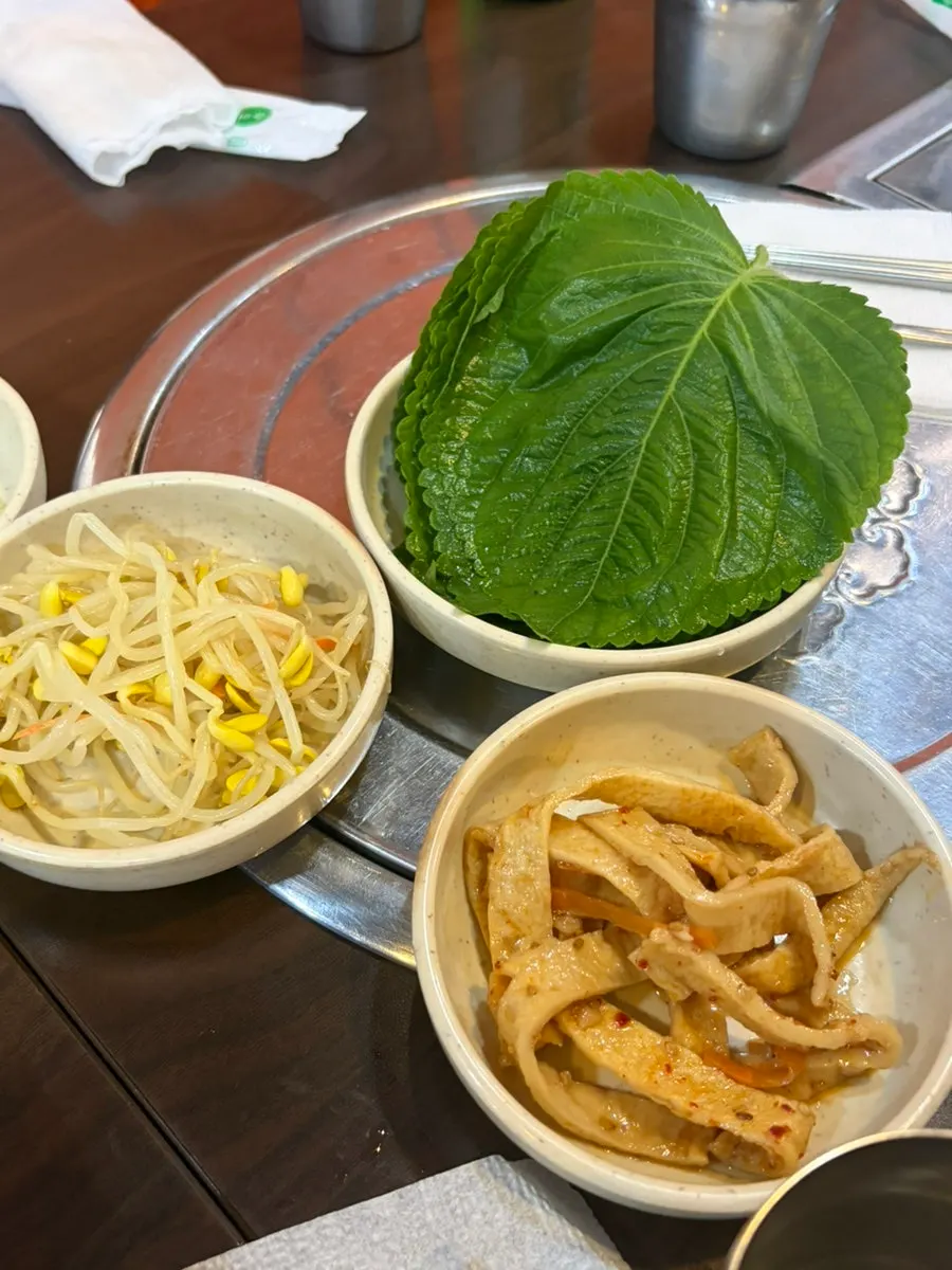 날치알소스와 깻잎 콩나물 오뎅 기본 찬