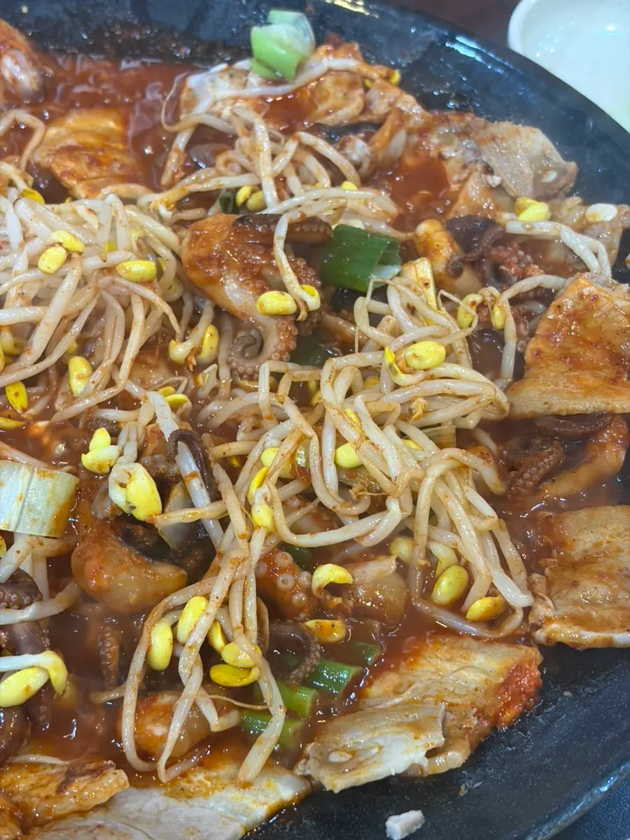매콤한 양념에 볶아진 쭈꾸미삼겹살 클로즈업