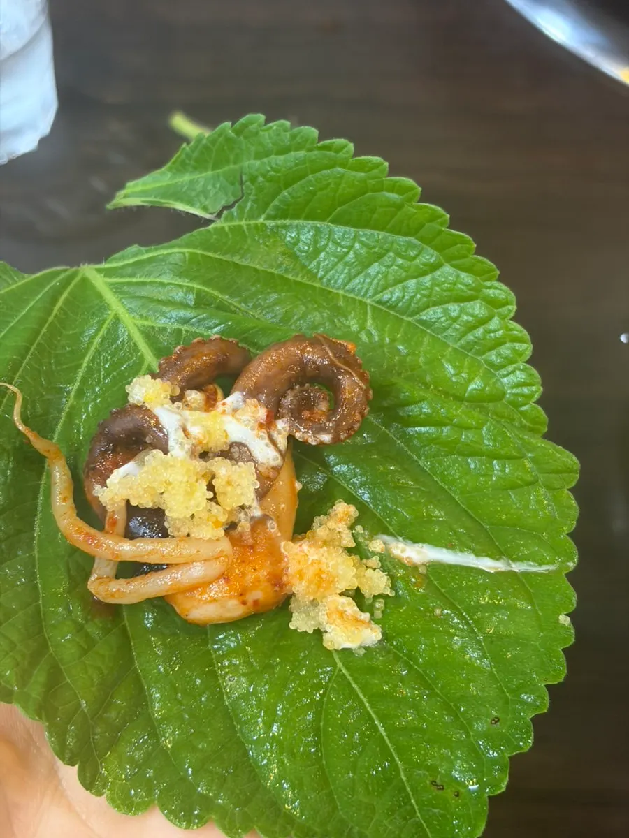 양념이 골고루 밴 쭈삼겹 한 점