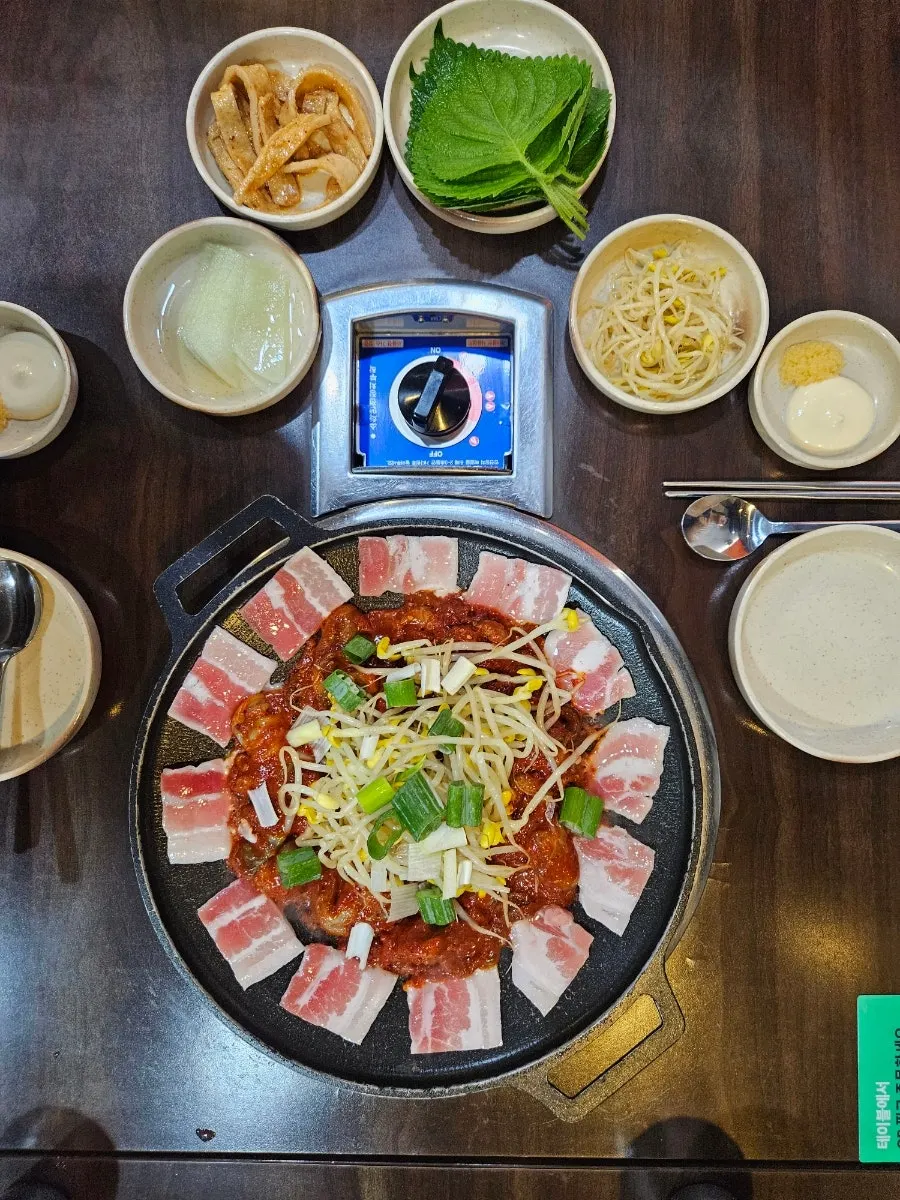 쭈꾸미 삼겹살 2인분 한상차림과 반찬