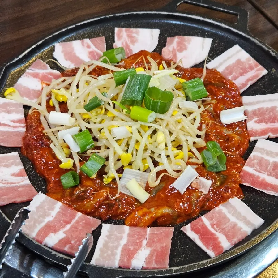 콩나물 가득 올라간 쭈꾸미 삼겹살 철판