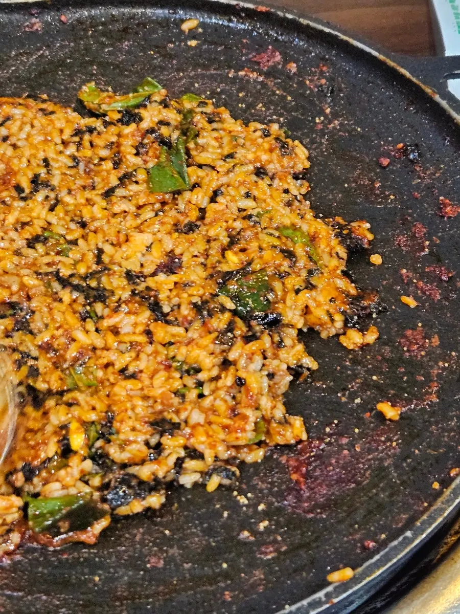 마무리로 볶은 날치알 볶음밥